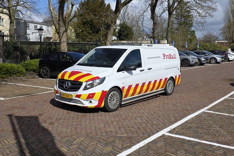 Museumlocomotief 605 van het Spoorwegmuseum herspoord door Incidentenbestrijders van ProRail
